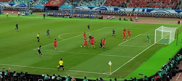 顶级球队勇夺胜利，赛场上呈现一幅热闹画面的简单介绍