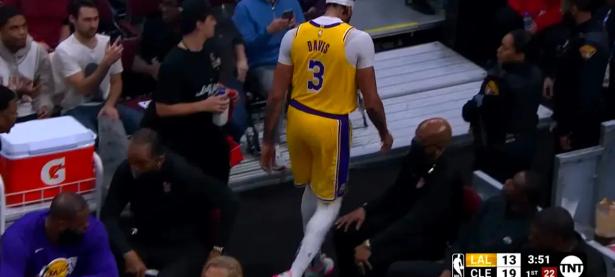  Rookie在湖人比赛中败北，关键助攻引发热议！