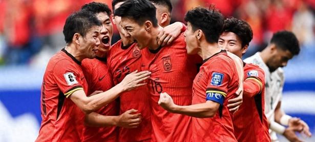 关于足球明星加盟中国足球俱乐部，球迷期待新赛季表现的信息